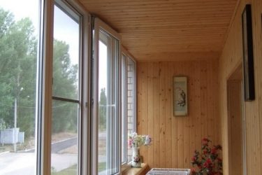 Деревянная вагонка на балконе