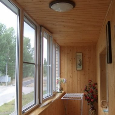Облицовка балкона вагонкой